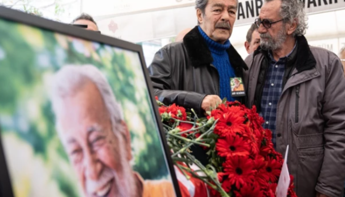 Selvi Boylum Al Yazılım'ın yapımcısı Arif Keskiner son yolculuğunda kovuldu!  Kadir İnanır tabuttan ayrılmadı
