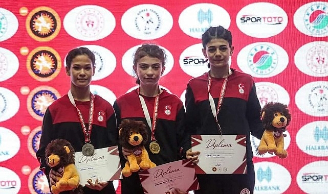 Nevşehir Belediyesi Gençlik ve Spor Kulübü güreşçisi Liva Nur Çelik 3'üncü olarak gümüş madalyanın sahibi oldu - SPOR