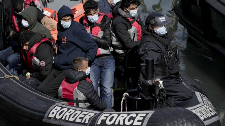 İngiltere: Kanalı geçen göçmen sayısı 4 bin 600’ü aşarak rekor kırdı