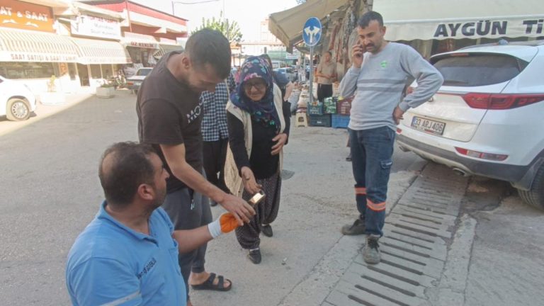 Belediye ekipleri, Adana’da atık su kanalına düşen yaşlı kadının cep telefonunu ele geçirdi.