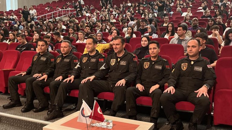 SOLOTÜRK pilotları üniversite öğrencileriyle buluştu
