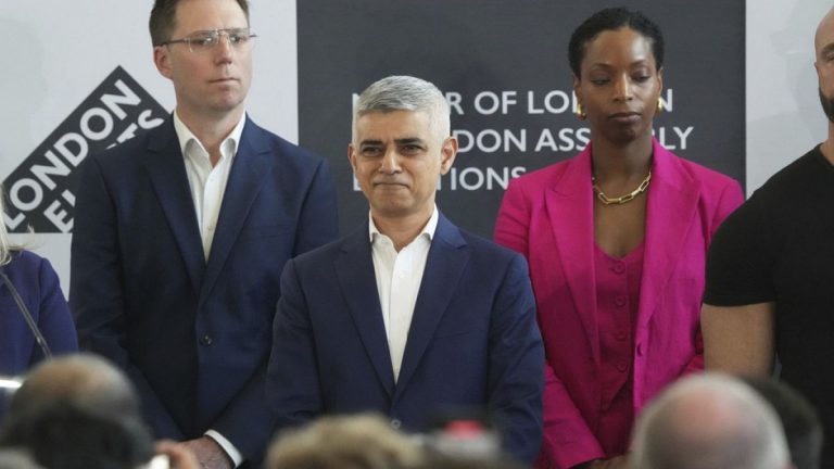 Londra'nın ilk Müslüman belediye başkanı Sadiq Khan üçüncü dönem için seçimi kazandı