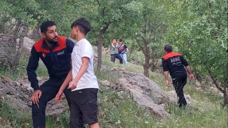 Diyarbakır'da çalılıkların arasında mahsur kalan 2 çocuk kurtarıldı