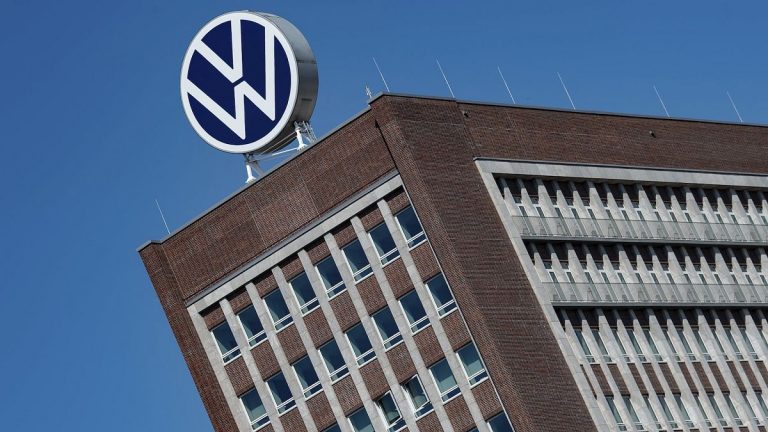 Alman devi Volkswagen, Tesla'nın rakibi Rivian'a 5 milyar dolar yatırım yapacak