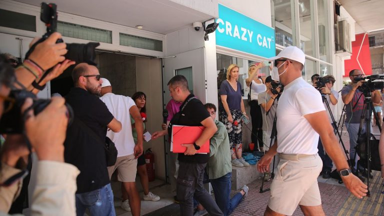 Yunanistan'da havai fişek atarak orman yangınına neden olan 13 kişi adliyeye çıktı