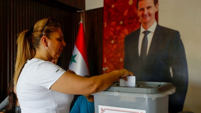 Suriye'nin Şam kontrolündeki bölgelerinde halk genel seçimler için sandık başına gidiyor.
