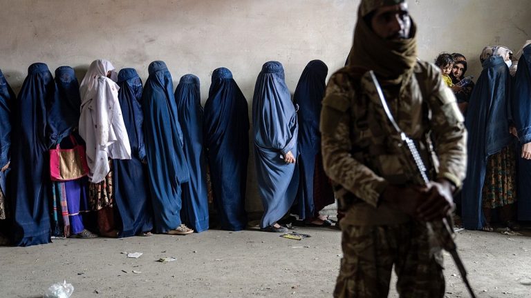 Taliban, kamusal alanlarda kadınların seslerini ve yüzlerini yasaklayan yeni kurallar getiriyor