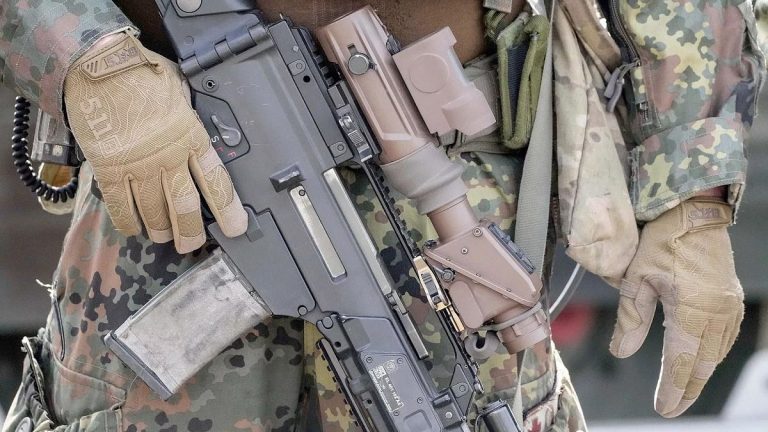 Almanya'nın Köln yakınlarındaki askeri üssü olası sabotaj nedeniyle kapatıldı