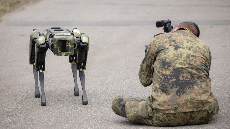 İngiltere'den Rusya işgali altındaki Ukrayna'ya 'robot savaş köpeği' desteği
