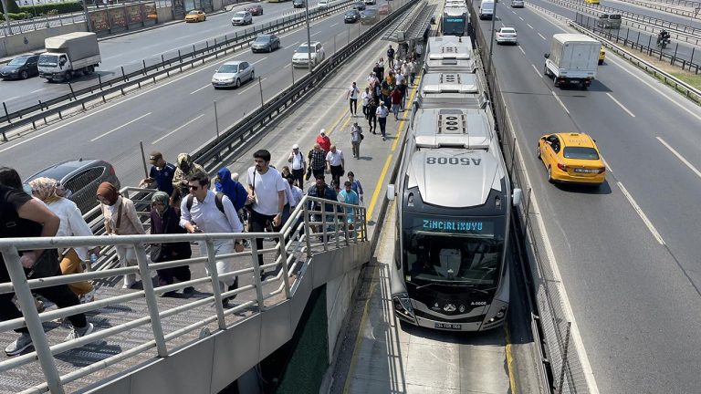Metrobüs hattının bazı durakları hizmet dışı kalacak