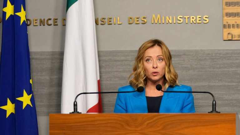 İtalya, Arnavutluk ile göçmenlik anlaşmasındaki yasal engelleri kaldırmak için acele ediyor
