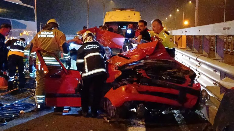 Otoyolda kamyona arkadan çarpan otomobil hurdaya döndü: 4 yaralı