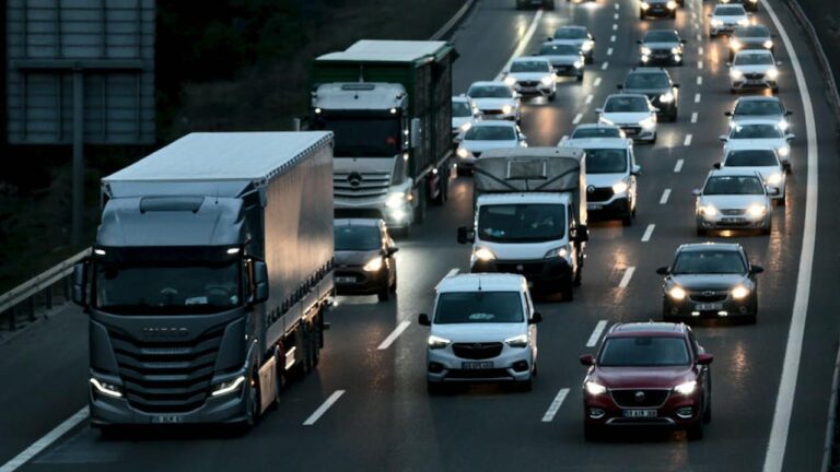 Yağmur nedeniyle İstanbul'da trafik sıkışıklığı yaşanıyor