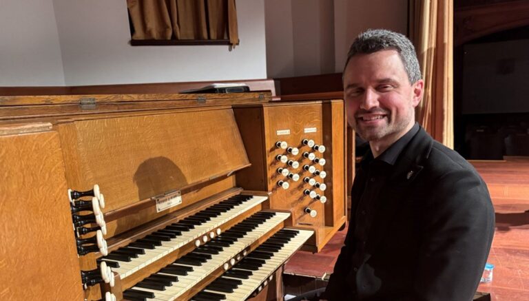 112 -YEAR -SOLD TARİHİ ORGAN, JACOB BANDA RE -sahnede