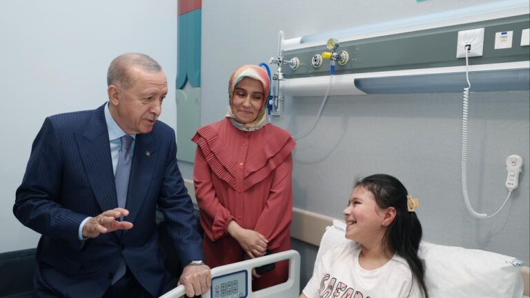 Cumhurbaşkanı Erdoğan’dan açılışı yapılan hastanede hasta ziyareti