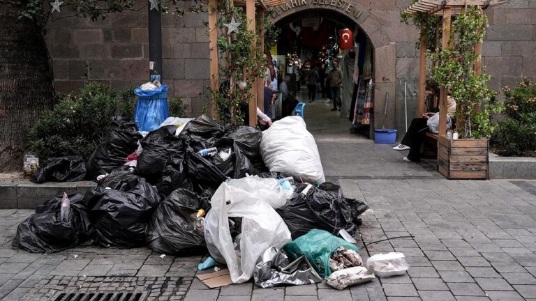 İzmir’de grev: Cadde ve sokaklar çöple doldu