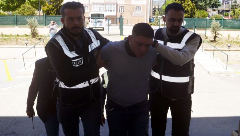 Oğlunu kapısına gelen polise şikayet etmedi, 1 dakika sonra canından oldu – Son Dakika Türkiye Haberleri