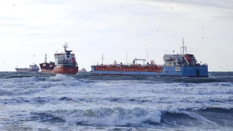 Florya’da İki Gemiden Acil Yardım Talebi